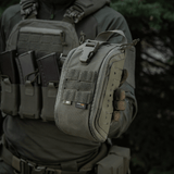M-Tac Medical Pouch Elite Rip Off käytössä, sotilaan pitämä taktisen varustuksen kanssa, valmis nopeaan pääsyyn kriittisissä tilanteissa