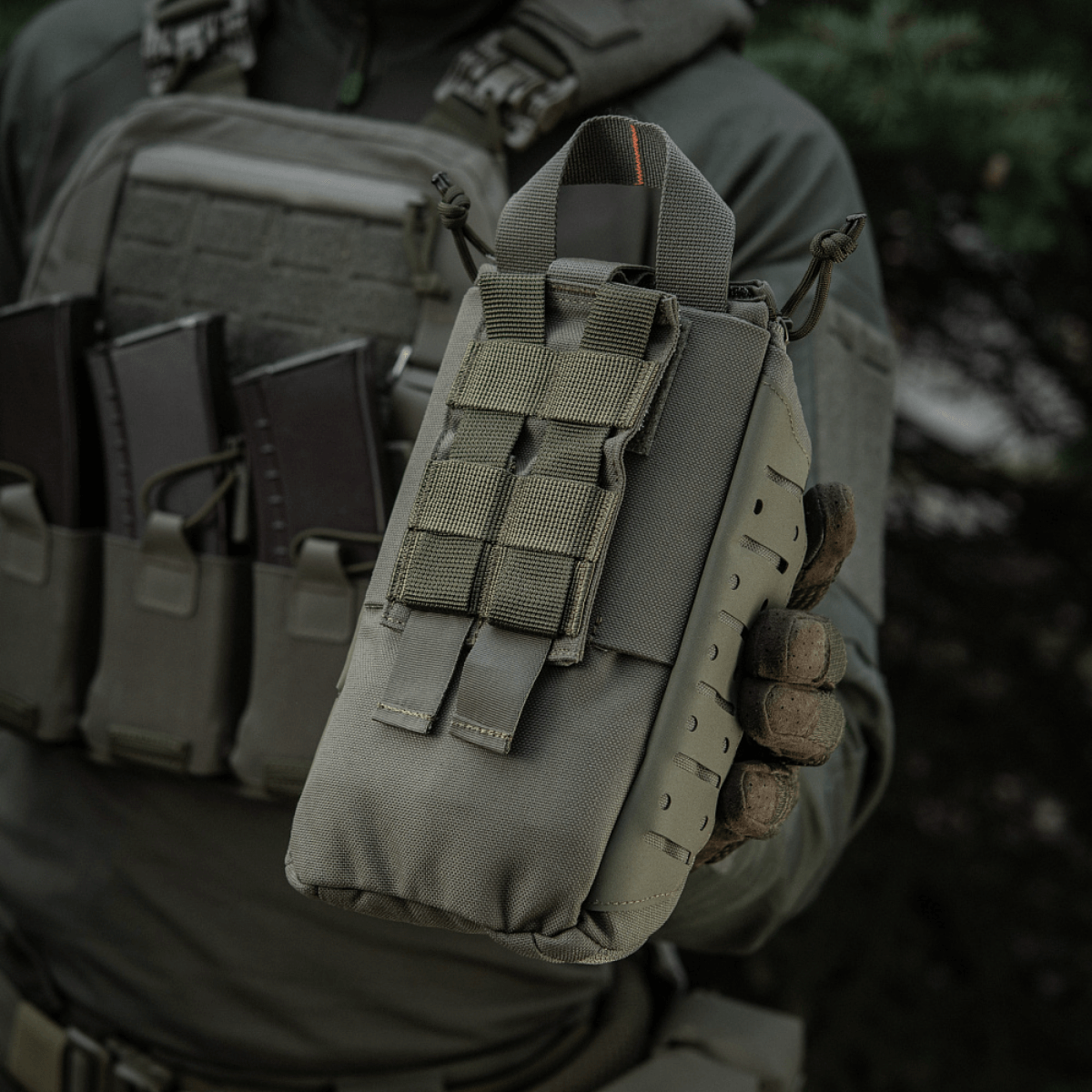 M-Tac Medical Pouch Elite Rip Off, henkilön pitämä taktista varustusta käyttäen; kompakti ensiapupussi nopeaan pääsyyn