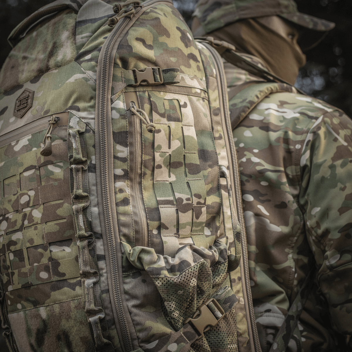 M-Tac Rygsæk Large Gen.III Elite käytössä, camouflaged taktinen reppu ergonomisella muotoilulla, valmistettu kestävästä Cordura-materiaalista.