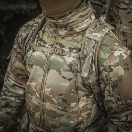 Camouflage-takki jota käyttää henkilö, joka kantaa M-Tac Rygsæk Large Gen.III Elitea, sopii taktiseen käyttöön ja varusteiden kuljetukseen.