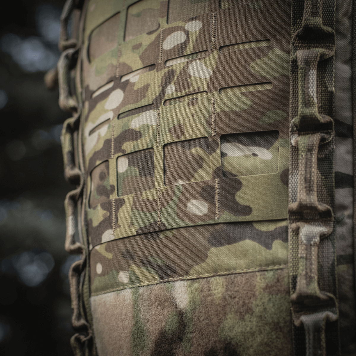 Lähikuva M-Tac Rygsæk Large Gen.III Elite -repusta camouflagedesignilla, näyttää kestävän Cordura-rakenteen ja taktiset ominaisuudet.
