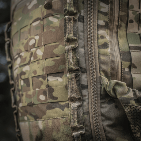 M-Tac Rygsæk Large Gen.III Elite kestävistä Cordura-materiaaleista, suunniteltu taktiseen käyttöön ja varusteiden kuljetukseen.