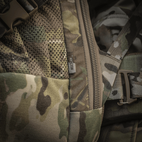 M-Tac Rygsæk Large Gen.III Elite kestävässä Cordura-materiaalissa, camouflagedesign, tiivis sulku ja säädettävät remmit, korostaa kestävyyttä.