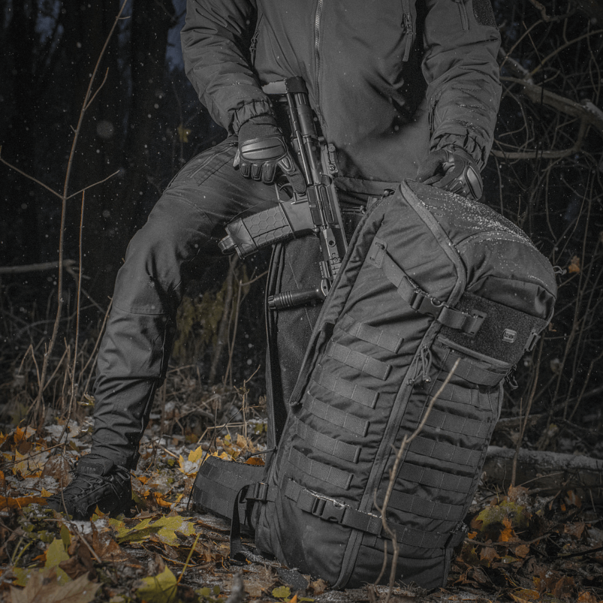 M-Tac Rygsæk Gen.II Elite Large, henkilö metsässä asekuljetukseen, kestävä Cordura-materiaali ja ergonominen muotoilu.