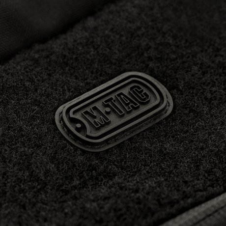 M-Tac Rygsæk Gen.II Elite Large, musta logo keskipisteessä, valmistettu kestävästä Cordura-kankaasta kestävyyttä ja toimivuutta varten.