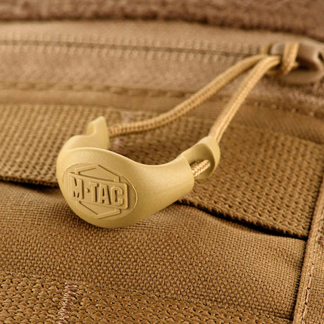 M-Tac Rygsæk Gen.II Elite Large, yksityiskohtaiset ompeleet ja vahvikkeet Cordura-materiaalissa, vetoketjun vetokahva.