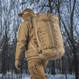 M-Tac Rygsæk Gen.II Elite Large, vaeltaja metsässä; kestävä ja monipuolinen ulkoilureppu Cordura-materiaalista.