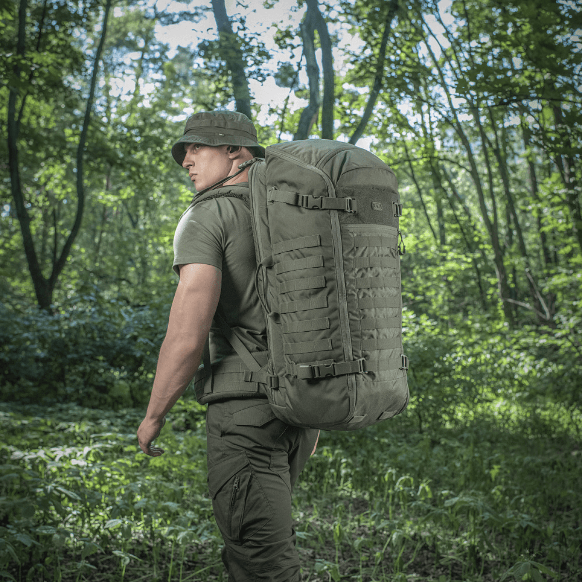 M-Tac Rygsæk Gen.II Elite Large, mies metsämaastossa; ergonominen muotoilu ja kestävä Cordura, sopii ulkoiluun ja aseiden kuljetukseen.