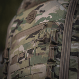M-Tac Large Gen.IV Elite Cordura-reppu, maastokuvio, lähikuva kestävistä ja toiminnallisista yksityiskohdista.