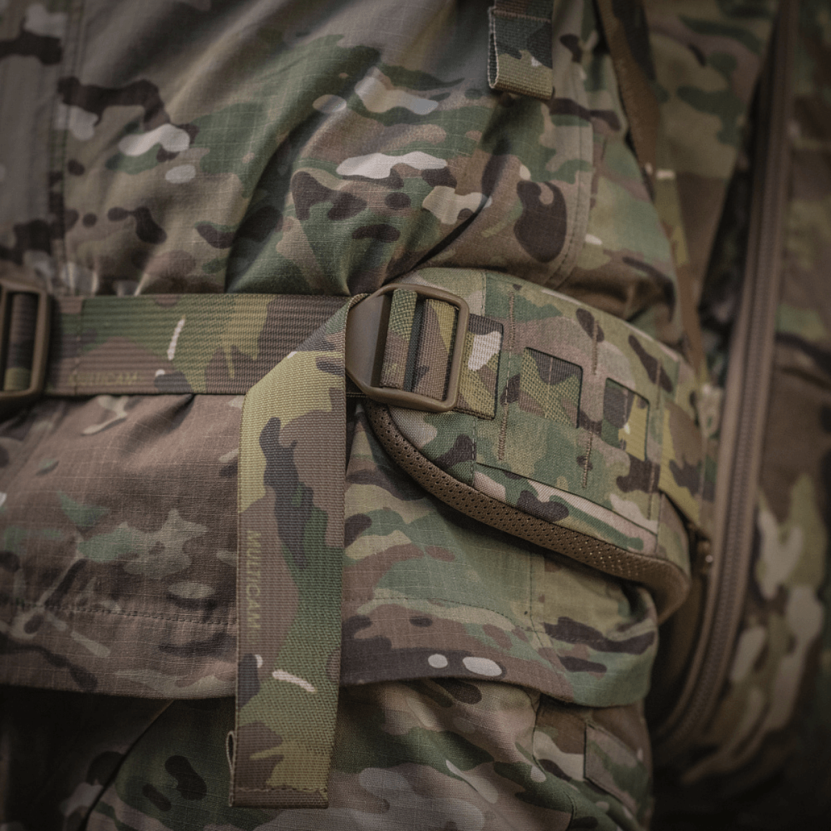 M-Tac Large Gen.IV Elite maastokuvio, lähikuva kestävistä hihnoista ja soljista, Cordura-materiaalia.