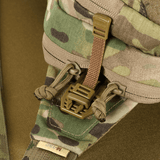 Lähikuva M-Tac Bat Wing Bag Elite maastokuvio ja vahvat soljet, valmistettu Cordura 500 MS -materiaalista.