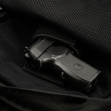 Laukun sisätila M-Tac Magnet XL Bag Elite -laukussa universaaliholsterilla, kuvassa pistooli, korostaa laukun toiminnallisuutta ja turvallisuutta.