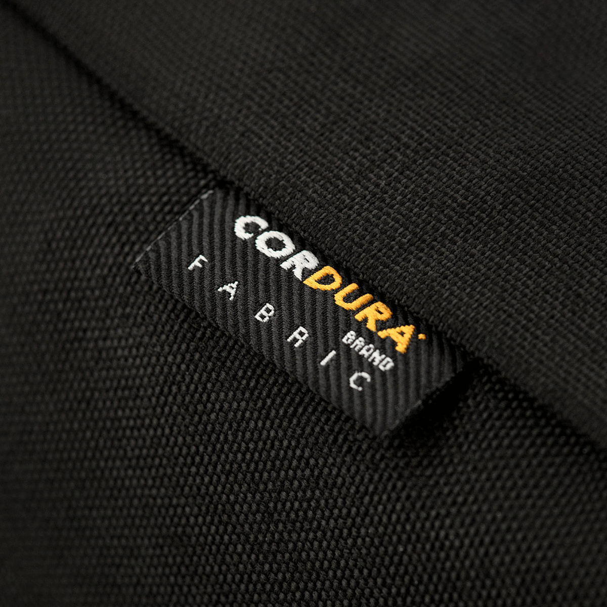 Lähikuva Cordura-kangasetiketistä M-Tac Magnet XL Bag Elite -olkalaukussa.