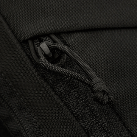 Lähikuva vetoketjusta M-Tac Magnet XL Bag Elite -käytännöllisessä olkalaukussa, jossa innovatiivinen magneettilukko ja tarrapaneeli.