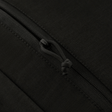 Lähikuva M-Tac Magnet XL Bag Elite -laukun vetoketjun yksityiskohdasta mustassa kankaassa.