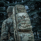 Metsästäjä kantaa camo M-Tac Gun Backpack Case 125 cm Gen.II Eliteä metsässä