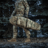 Sotilas kantaa M-Tac Gun Backpack Case 125 cm Gen.II Eliteä metsässä camo-univormussa