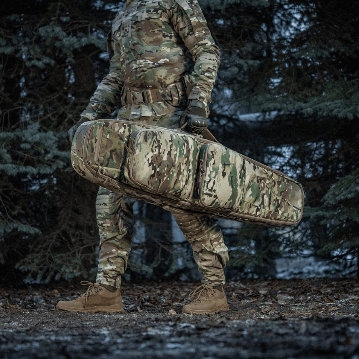 Sotilas kantaa M-Tac Gun Backpack Case 125 cm Gen.II Eliteä metsässä camo-univormussa