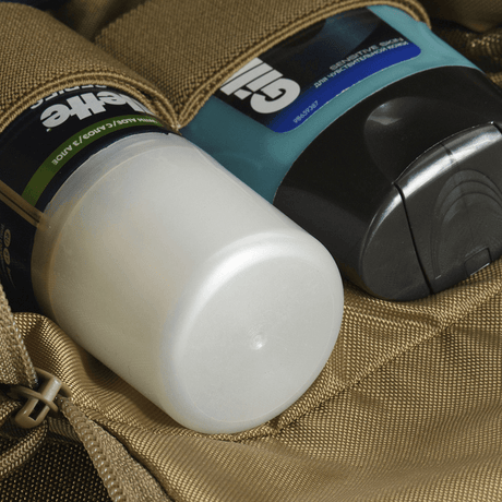 Lähikuva M-Tac Toilettaske Elite Gen.II: hygieniatarvikkeet kuten partavaahto ja shampoo erillisissä taskuissa, käytännöllinen säilytys.