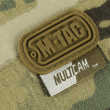 Lähikuva M-TAC-logosta M-Tac toilettilaukku Elite Gen.II:ssä MultiCam-kuosilla.