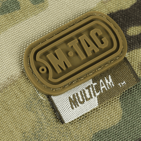 Lähikuva M-TAC-logosta M-Tac toilettilaukku Elite Gen.II:ssä MultiCam-kuosilla.