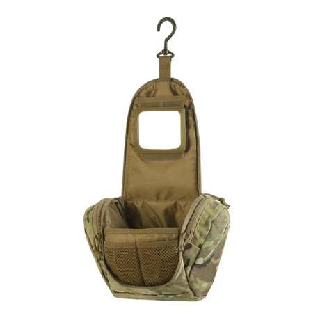 M-Tac toilettilaukku Elite Gen.II camo-kuosissa, avattuna ripustuskoukuilla, näyttää tilavat taskut toilettitarvikkeiden säilytykseen.