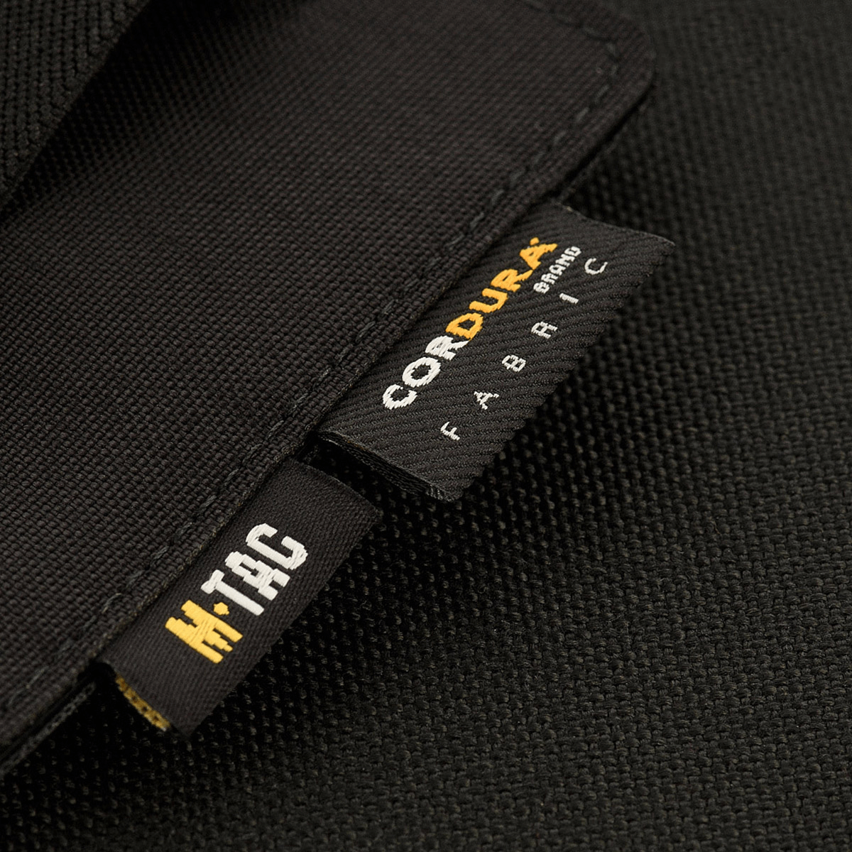 M-Tac Double Mag Pouch Hook Backed Magazine valmistettu kulutusta kestävästä CORDURA-kankaasta, varustettu merkinnöillä, modulaariseen säilytykseen