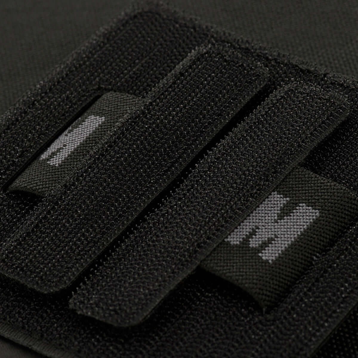Lähikuva M-Tac Double Mag Pouch Hook Backed Magazine -lippaskotelosta Velcro-sulkemisella, sopii kahden pistoolilipaan tai vastaavan säilytykseen.