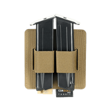 M-Tac Double Mag Pouch Hook Backed Magazine, kaksi mustaa lippaa ruskeassa taskussa, Velcro-kiinnitys, edestä nähtynä.