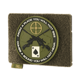 M-Tac Taktisk Morale Patch Display Board Hook and Loop Molle 120x85 muovipohjalla, merkki kiinnitettynä MOLLE-järjestelmän ja Velcro:n avulla.