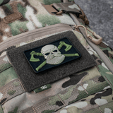 M-Tac Taktisk Morale Patch Display Board Hook and Loop Molle 120x85 kiinnitetty camo-laukkuun kallo-merkillä.