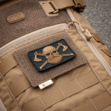 M-Tac taktinen morale-patch-näyttölevy Hook og Loop Molle 120x85, asennettu reppuun, plastbase patcheille