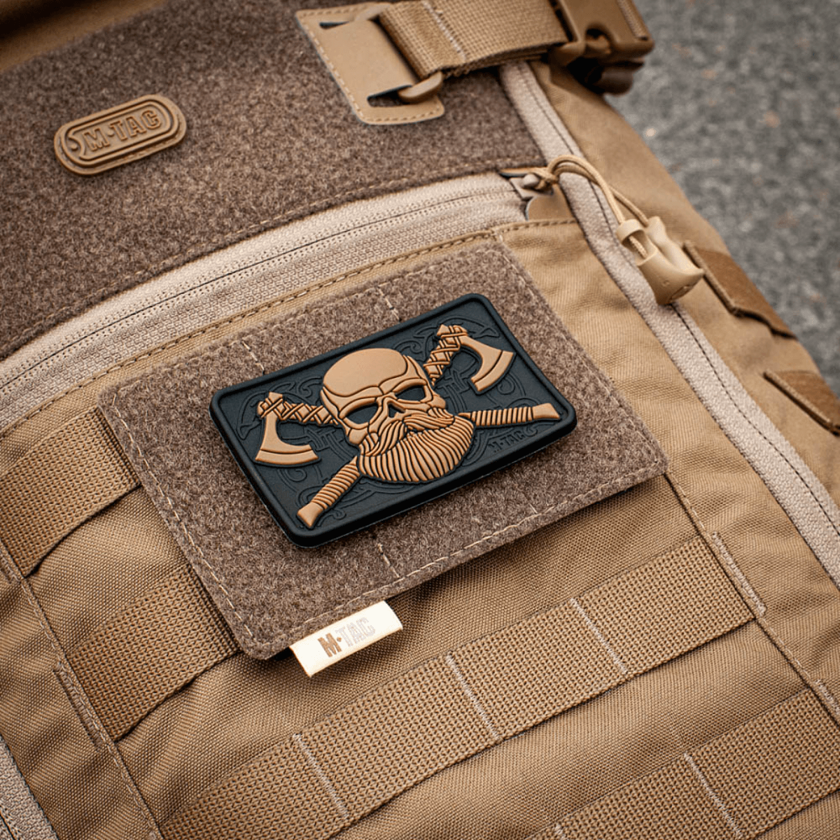 M-Tac taktinen morale-patch-näyttölevy Hook og Loop Molle 120x85, asennettu reppuun, plastbase patcheille