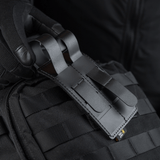 M-Tac paneeli patcheille MOLLE 80x135, asennettu laukkuun, näyttää plastbaseen ja hook & loop overfladeen patcheille, koko 80x135 mm