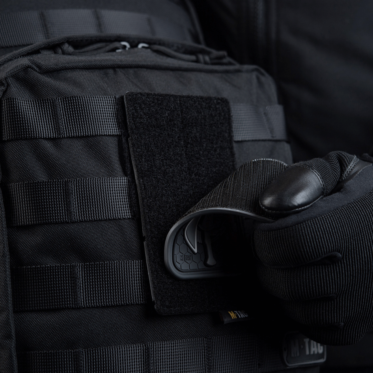 M-Tac paneeli patcheille MOLLE 80x135 MOLLE-kiinnitystä varten, hook & loop overflade, plastbase vakautta varten, 80x135 mm