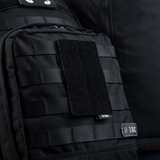 M-Tac paneeli patcheille MOLLE 80x135, asennettu mustaan laukkuun, MOLLE-järjestelmä
