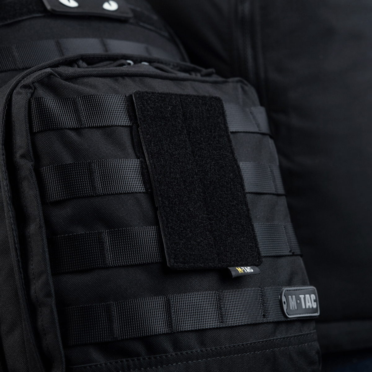 M-Tac paneeli patcheille MOLLE 80x135, asennettu mustaan laukkuun, MOLLE-järjestelmä