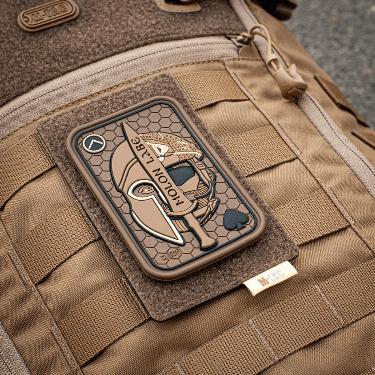 M-Tac paneeli patcheille MOLLE 80x135, hook ja loop -pinta repussa
