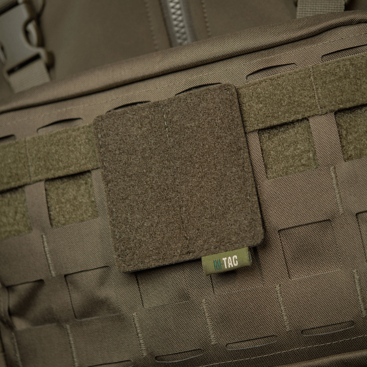 M-Tac paneeli patcheille MOLLE 80x85 asennettuna, hook & loop overflade patcheille ja ID:lle, plastbase vakautta varten