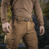 Mies käyttää M-Tac Cobra Buckle taktista vyötä Laser Cut ruskeassa asussa, sopii sotilas- ja poliisikäyttöön.