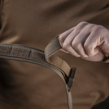 Henkilö esittelee M-Tac Cobra Buckle taktista vyötä Laser Cut COBRA-lukolla ja MOLLE-liitännällä.