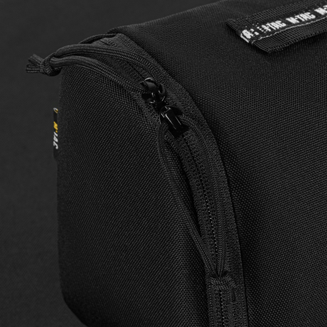 M-Tac toilettilaukku musta 600D-polyesteri PVC:llä, kompakti muotoilu matkakäyttöön, säilyttää muotonsa ja suojaa vedeltä. Mitat: 24 x 15 x 8,5 cm.