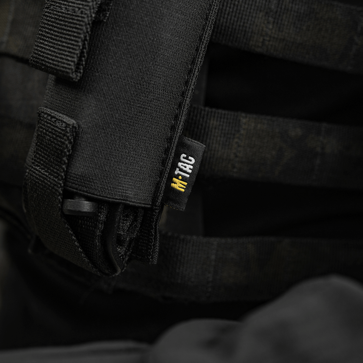 M-Tac Tourniquet Pouch Elastisk VELCRO Gen.II, elastinen VELCRO-tasku mustassa Cordura 500D -materiaalissa, kiinnitetty taktiseen liiviin VELCRO-kiinnityksellä