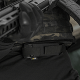 M-Tac Tourniquet-laukku Elastinen VELCRO Gen.II asennettuna taktiseen liiviin.
