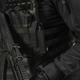 M-Tac Tourniquet-laukku Elastinen VELCRO Gen.II kiinnitettynä taktiseen liiviin C-A-T tourniquetin kanssa, valmistettu Cordura 500D:stä.