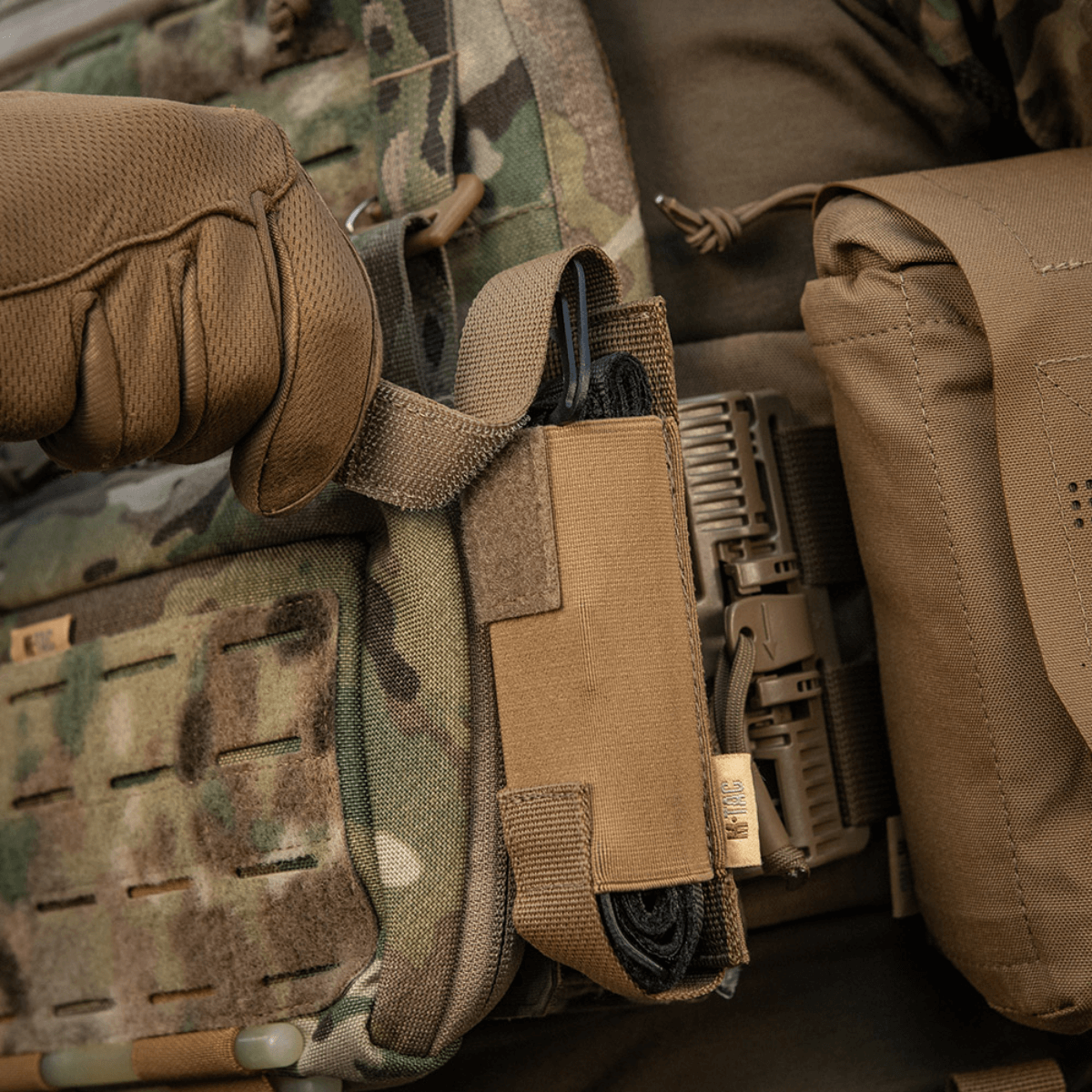 M-Tac Tourniquet Pouch Elastisk VELCRO Gen.II taktiseen liiviin kiinnitettynä, nopea pääsy tourniquetiin, Cordura 500D