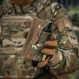 M-Tac Tourniquet Pouch Elastisk VELCRO Gen.II camo-yksityiskohdilla, kiinnitetty taktiseen liiviin nopeaa pääsyä varten C-A-T tourniquetiin