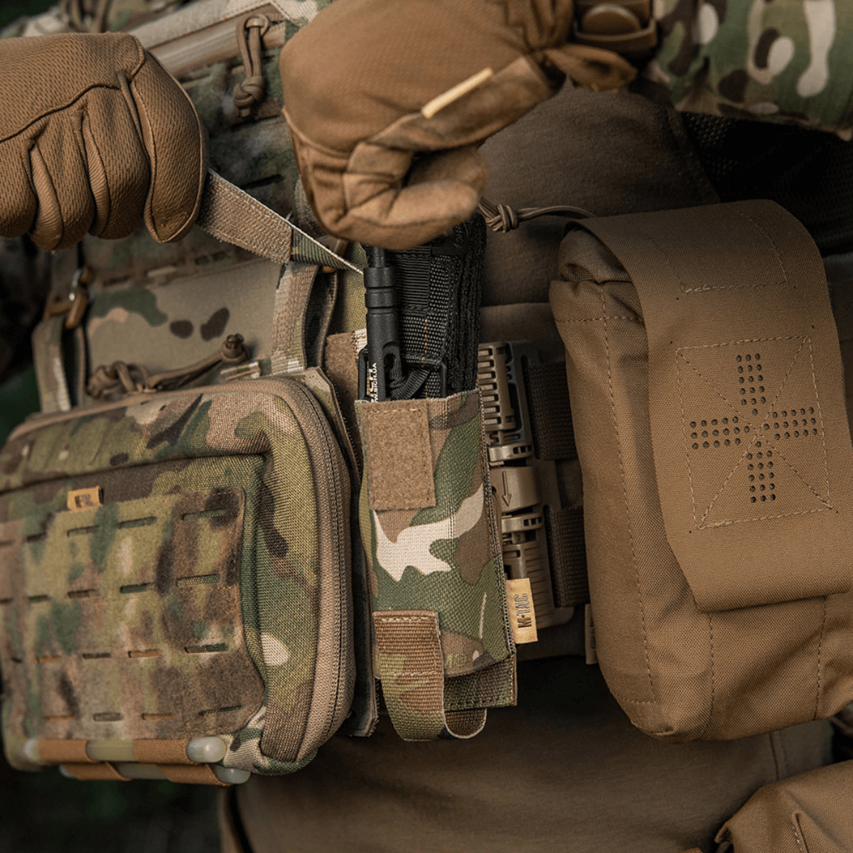M-Tac Tourniquet Pouch Elastisk VELCRO Gen.II nopealla pääsyratkaisulla kiinnitetty VELCRO-paneeliin plate carrierin läpän alla