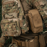 M-Tac Tourniquet Pouch Elastisk VELCRO Gen.II kiinnitetty taktiseen liiviin metsämaastokuviossa, Cordura 500D, nopea pääsy
