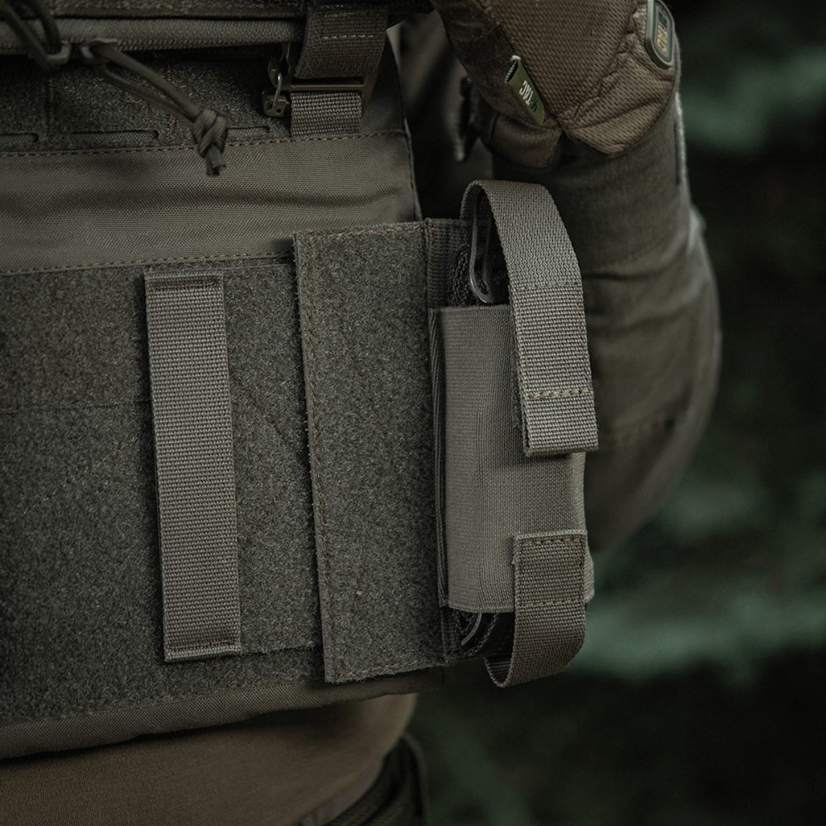 M-Tac Tourniquet-laukku Elastinen VELCRO Gen.II asennettuna taktiseen liiviin.